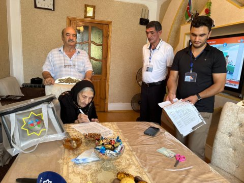 Sumqayıtda 101 yaşlı qadın səs verdi - FOTO