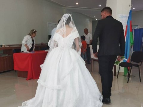 Bəy-gəlin paltarında səs verdilər - FOTO