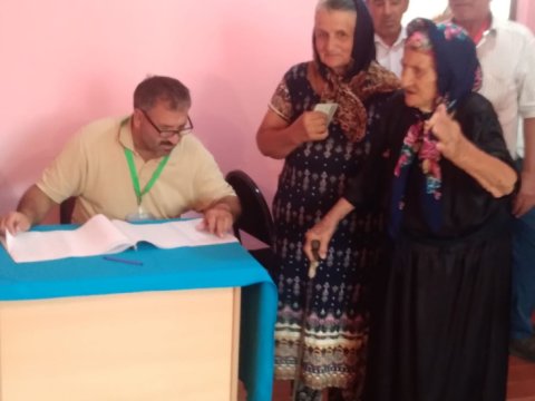 112 yaşlı Cahan nənə səsvermədə - FOTO