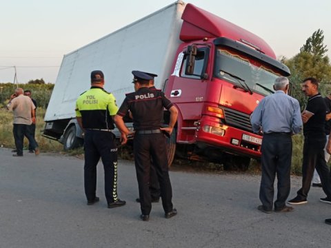 Yük maşını piyadanı vurub öldürdü