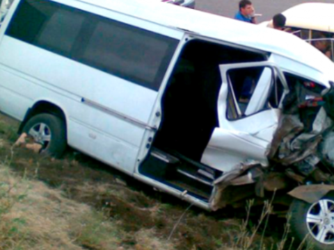 Ucarda mikroavtobus&nbsp;aşdı -&nbsp;Yaralanan var