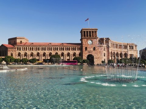 Ermənistana gələn turistlər AZALIB