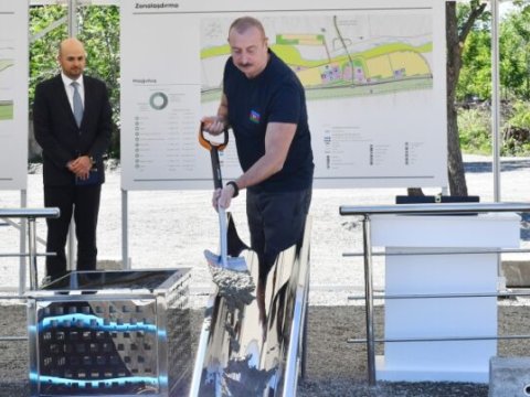 İlham Əliyev Kəlbəcər şəhərində inzibati binanın təməlini qoydu