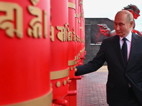 Putin&nbsp;Qızılda: Rusiyanın ən böyük buddist məbədinə baş çəkib