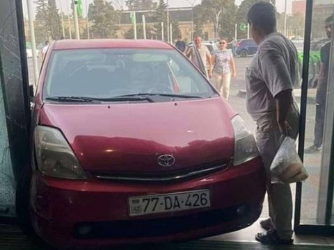 Qəza törədib qaçan &ldquo;Prius&rdquo; marketə girdi&nbsp;&nbsp;