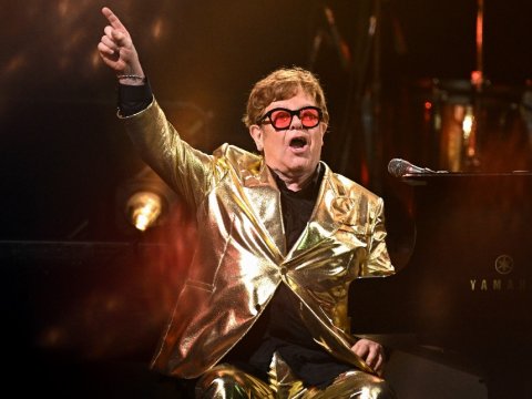 Elton Con kor olub