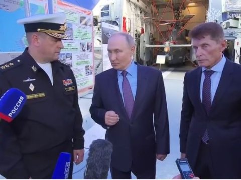 Putin Vladivastokda hərbi bazaya baş çəkib, tapşırıqlar verib