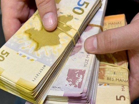 Bakıda qadının çantasından 6500 manat oğrulandı