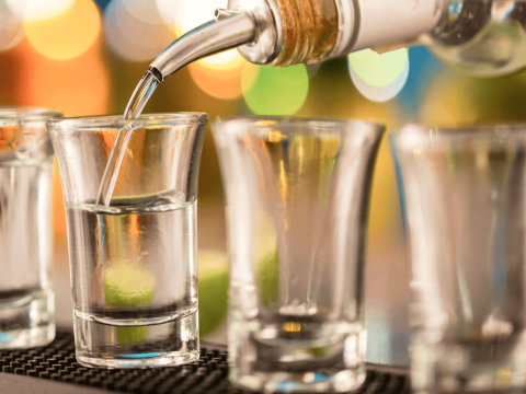 Azərbaycanda saxta içki təhlükəsi: "Bahalı içkilərin qablarına yerli spirtlər tökülür"