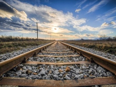 Dəmir yolunu qadağan olunan yerdən keçdi, həyatından oldu