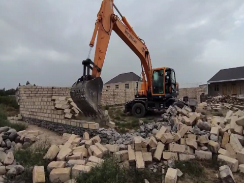 Göygöldə sənədsiz tikili söküldü -&nbsp;VİDEO