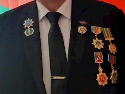 QHT-lər saxta medalı pulla satır, məmur da onu alıb döşünə taxır - ETİRAZ