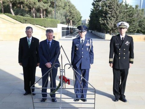ABŞ Müdafiə Kəşfiyyat İdarəsinin nümayəndəsi Şəhidlər Xiyabanında