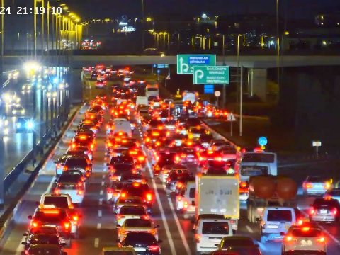 Aeroport şosesində qəza - Sıxlıq yarandı