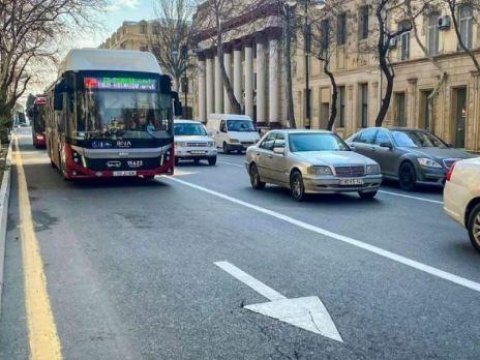Bakıda avtobus zolağı və parkinq dilemması - VİDEO