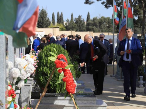 Xaricdə yaşayan azərbaycanlı alimlər Şəhidlər Xiyabanını ziyarət edib