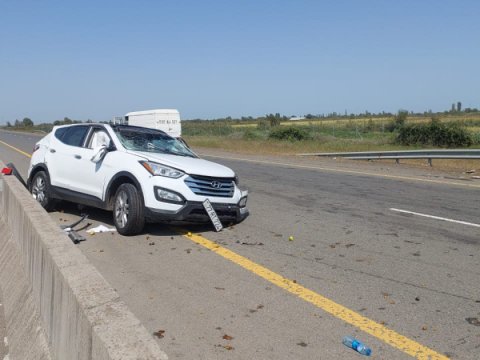 Maşın beton maneəyə çırpıldı - FOTO
