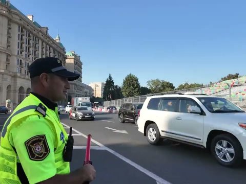 Polis hərəkətin intensiv olduğu yollarda gücləndirilmiş rejimdə çalışır -&nbsp;VİDEO