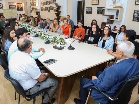 Rektor Yay məktəbini bitirən xarici tələbələrlə görüşdü - FOTO