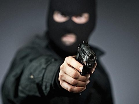 Bakıda evə basqın edildi - Polis silaha əl atdı