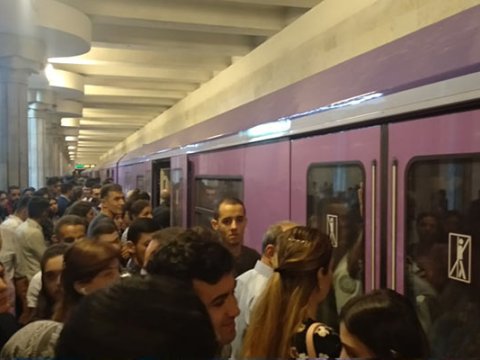 Metroda qatar xarab oldu - Tıxac yarandı