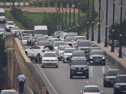 Babək prospektində qəza - Yol bağlandı