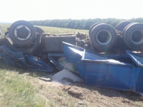 Şəmkirdə "KamAz" dərəyə&nbsp;aşdı - Yaralananlar var