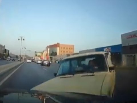 Babək prospektində zəncirvari qəza: "Prius"&nbsp;VAZ-2106-a çırpıldı - Anbaan görüntülər