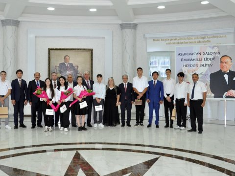 Pirallahıda yüksək bal toplayan məzunlarla görüş keçirilib - FOTOLAR