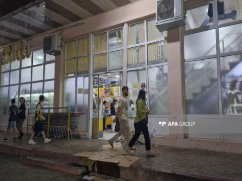 Bakıda avtomobil marketə çırpıldı - Yaralananlar var