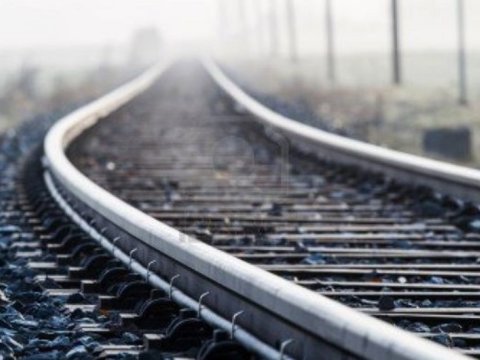 Dəmir yoluna çıxan kişini qatar vurdu