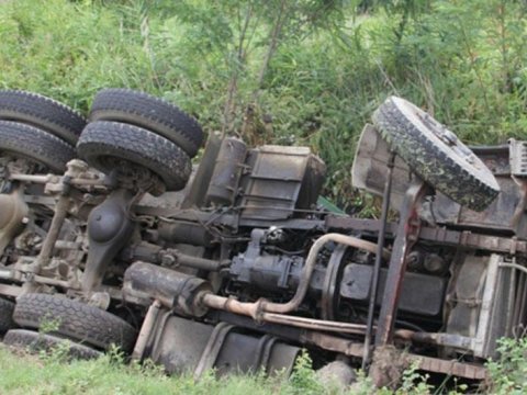 Kəlbəcərdə yük maşını aşdı - Ölən və yaralananlar var