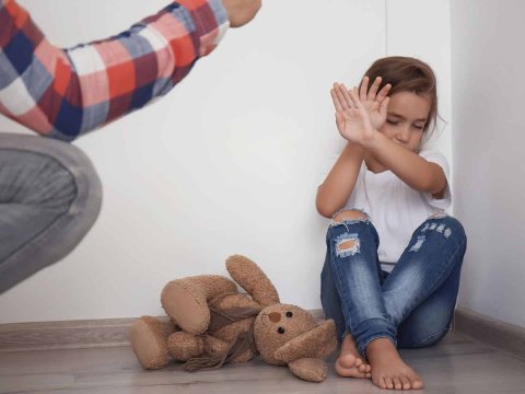 Azyaşlı övladına zorakılıq edən valideynləri hansı cəza gözləyir?