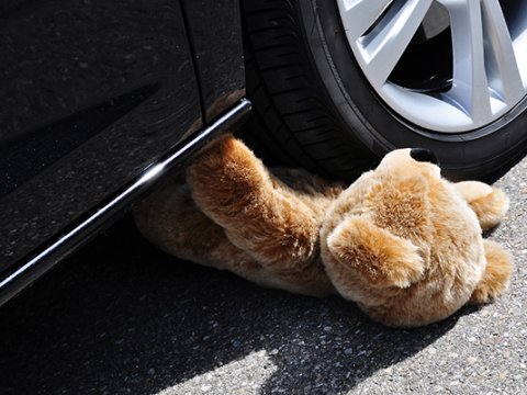 Ata avtomobili ilə 2 yaşlı oğlunu vurub&nbsp;ÖLDÜRDÜ