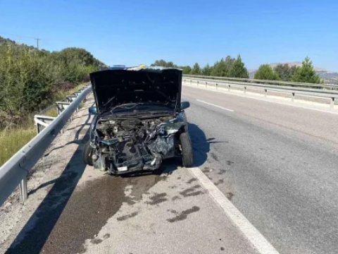 "Opel" səkiyə çırpıldı,&nbsp;ölən və xəsarət alan var