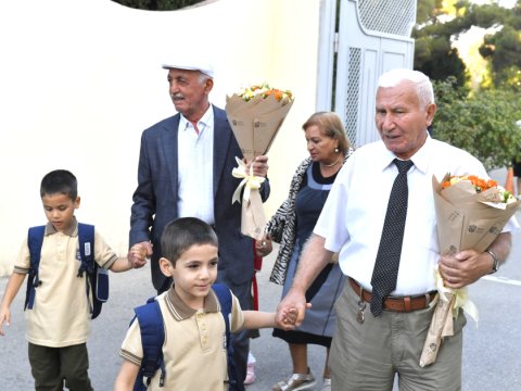Uşaq evinin birinciləri ahıllarla birgə məktəbə yollandılar&nbsp;&nbsp;- FOTO