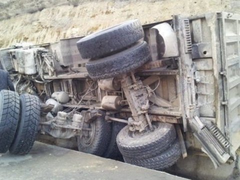 Yük maşını dərəyə aşdı - Sürücü öldü