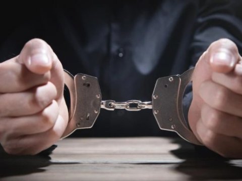 Tanışını bıçaqlayan şəxs məhkəmə zalında həbs edildi