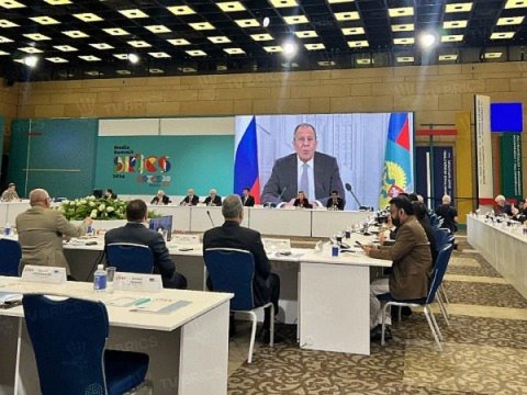 Zaxarova media nümayəndələrinə "barmaq silkələdi"