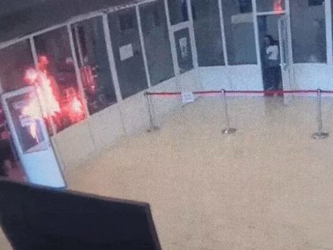 Parlament binasını yandırıb qaçdı -&nbsp;300 nəfər...