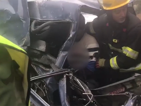 Maşında sıxılı qalan sürücü belə xilas edildi - VİDEO&nbsp;