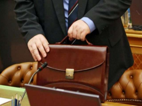 Həmin müəllim işdən çıxarıldı - RƏSMİ