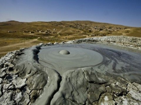 Lökbatanda vulkan püskürdü - FOTO