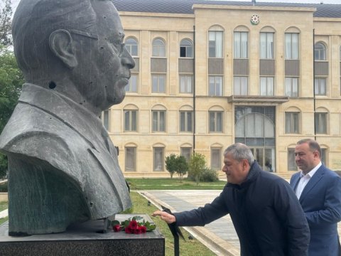 Şuşada güllələnmiş heykəllər ziyarət olundu - FOTO