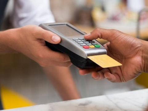 Oğurladığı bank kartı ilə&nbsp;alış-veriş etdi