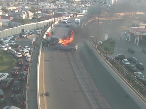 Bakıda körpünün üzərində iki maşın yanır