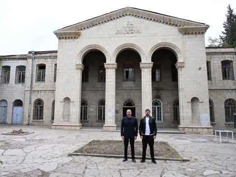 Prezident Xankəndi Dövlət Dram Teatrının binasında görüləcək işlərlə tanış olub