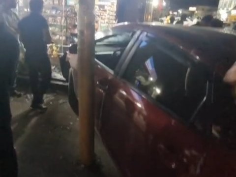 Bakıda "Prius" mağazaya girdi - VİDEO