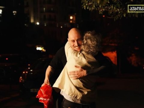 Zurabişvili "xarici agentlər" qanununa görə 5 gün əvvəl hökm oxunan aktivisti ƏFV ETDİ