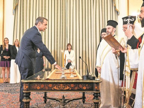 Dünya parlamentlərində andiçmə: Allah, Kral və Vətən...